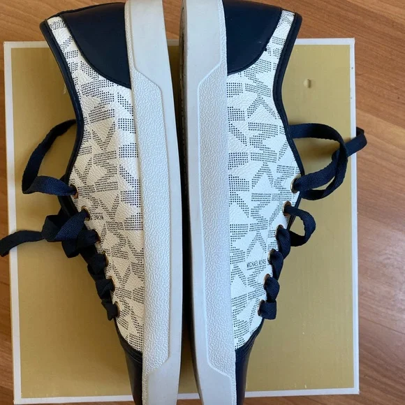 Michael Kors sneakers Size 7.5 - Picture 2 of 7